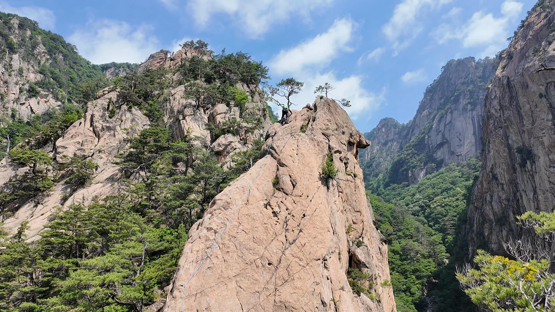 Dreamy Shangri-La ridge (Seoraksan) — Leading Pitch 2 (center). The towering cliffs above the valleys on both sides deserve the award for Best Supporting Cast.