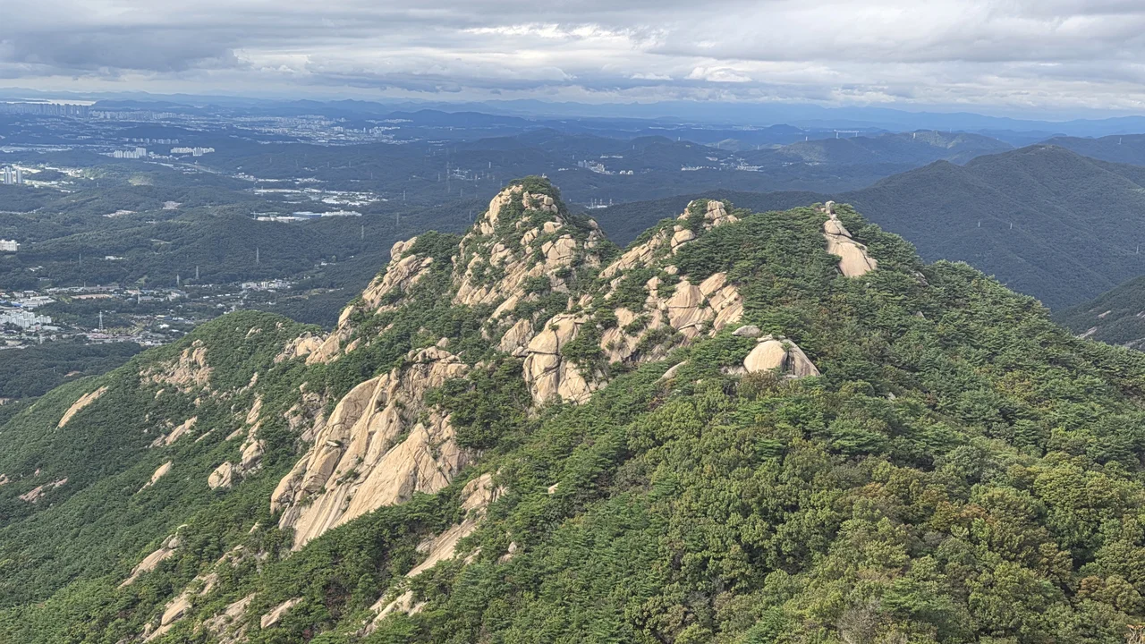 Uisang (Dinosaur) Ridge Trail — The lower section of the ridge, resembling the spiked back of a dinosaur